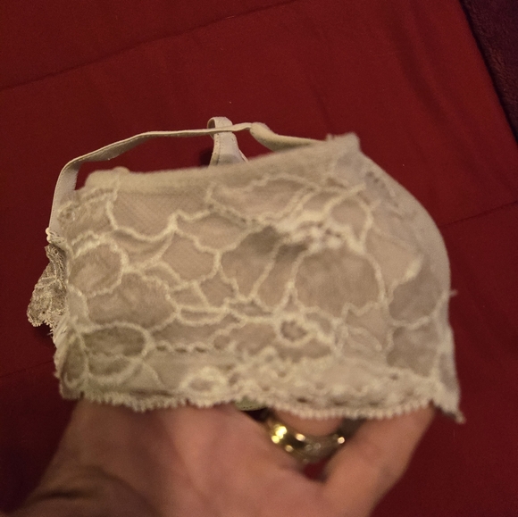 Pretty white lace bra. Padded and underwires. Good shape. 32C - Picture 3 of 5